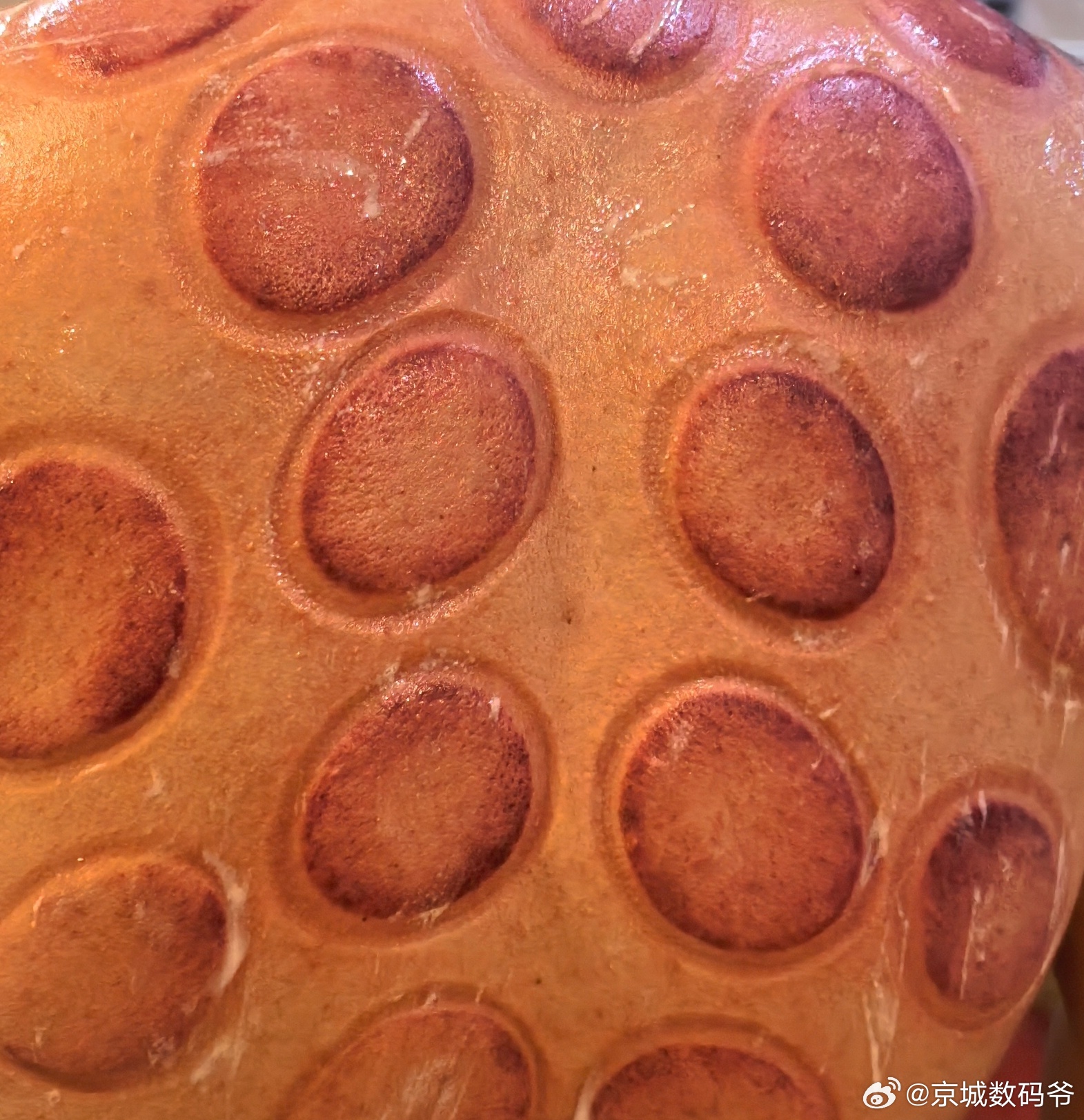 来洗澡搓澡的大哥:老弟，你每周来搓一次，按道理来讲不应该搓下来这么多泥啊，你干啥