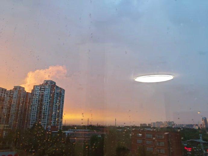 【雨后京城：奇观，奇美，奇物！】京城雨后，金光斜罩，夕阳如火，晚霞似血，不仅景观