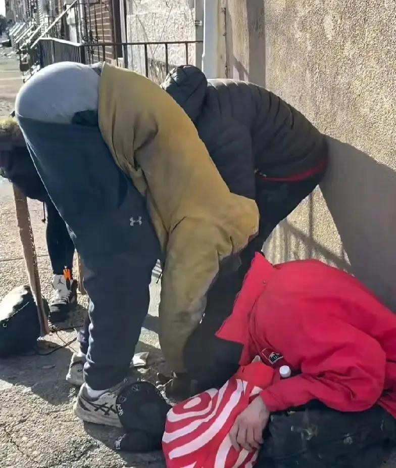 美国斩杀线以下的人群，有两点很不理解：

1、流浪汉能够理解，但是为什么大部分流