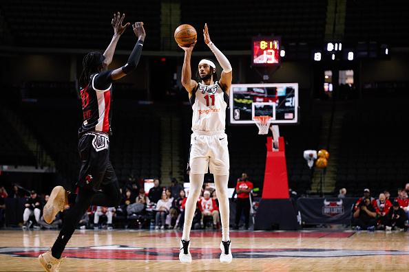 克利夫兰骑士与中锋奥利维耶·萨尔签下一份双向合同。与此同时，球队裁掉了达柳斯·布