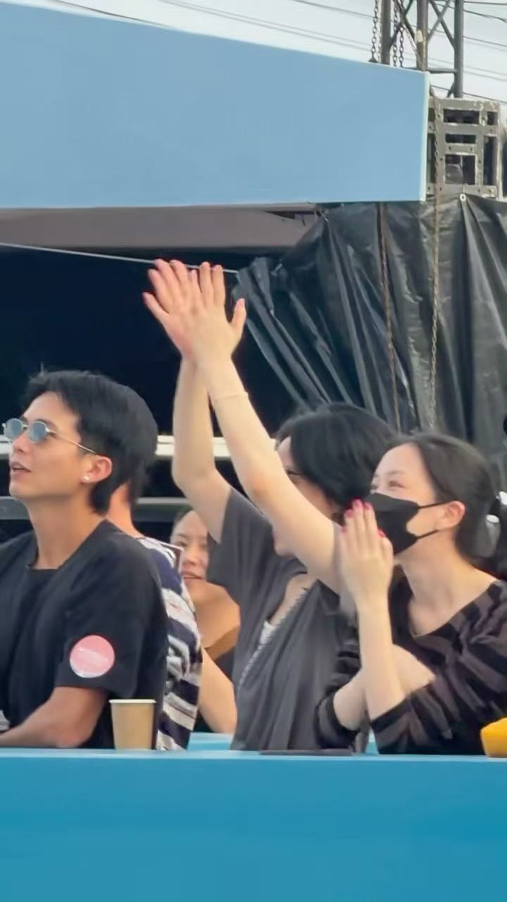 王菲李嫣宋妍霏音乐节同框王菲李嫣宋妍霏看窦靖童音乐节 哇哇哇！三人同框看童音乐节