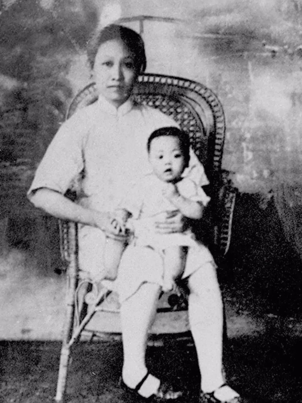 监狱中，赵一曼的肚子慢慢鼓了起来。大野泰治目露凶光，毫无人性：“再灌一...