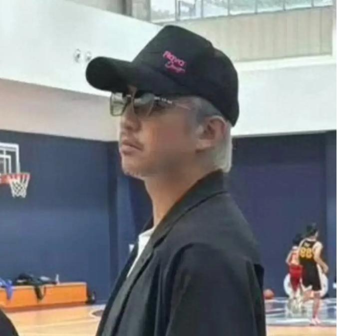 邓超经历了什么，怎么突然变老了[思考][思考]

要问春晚舞台上谁最活跃，那必然
