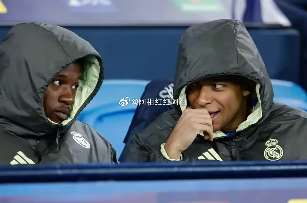 据《马卡报》报道，皇马前锋姆巴佩已正式摆脱伤病困扰。在即将到来的马德里德比中，这