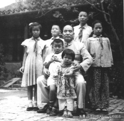 1957年，李达与孩子们合影。