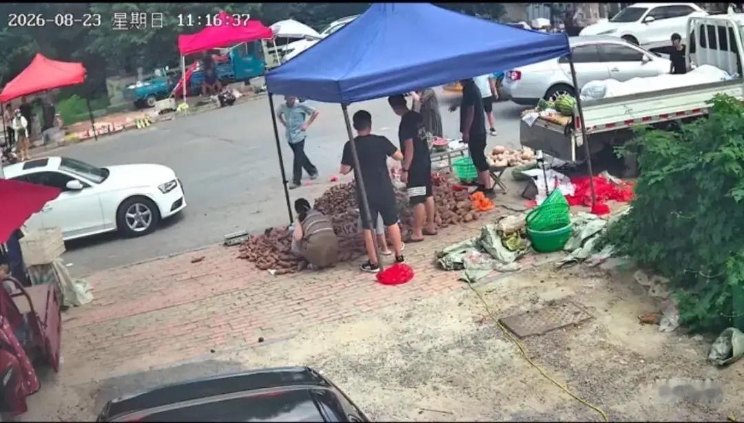 车是套牌车，鞋是洞洞拖鞋，点点踩红线，还这么嚣张，这女司机不是蠢是啥？

山东菏