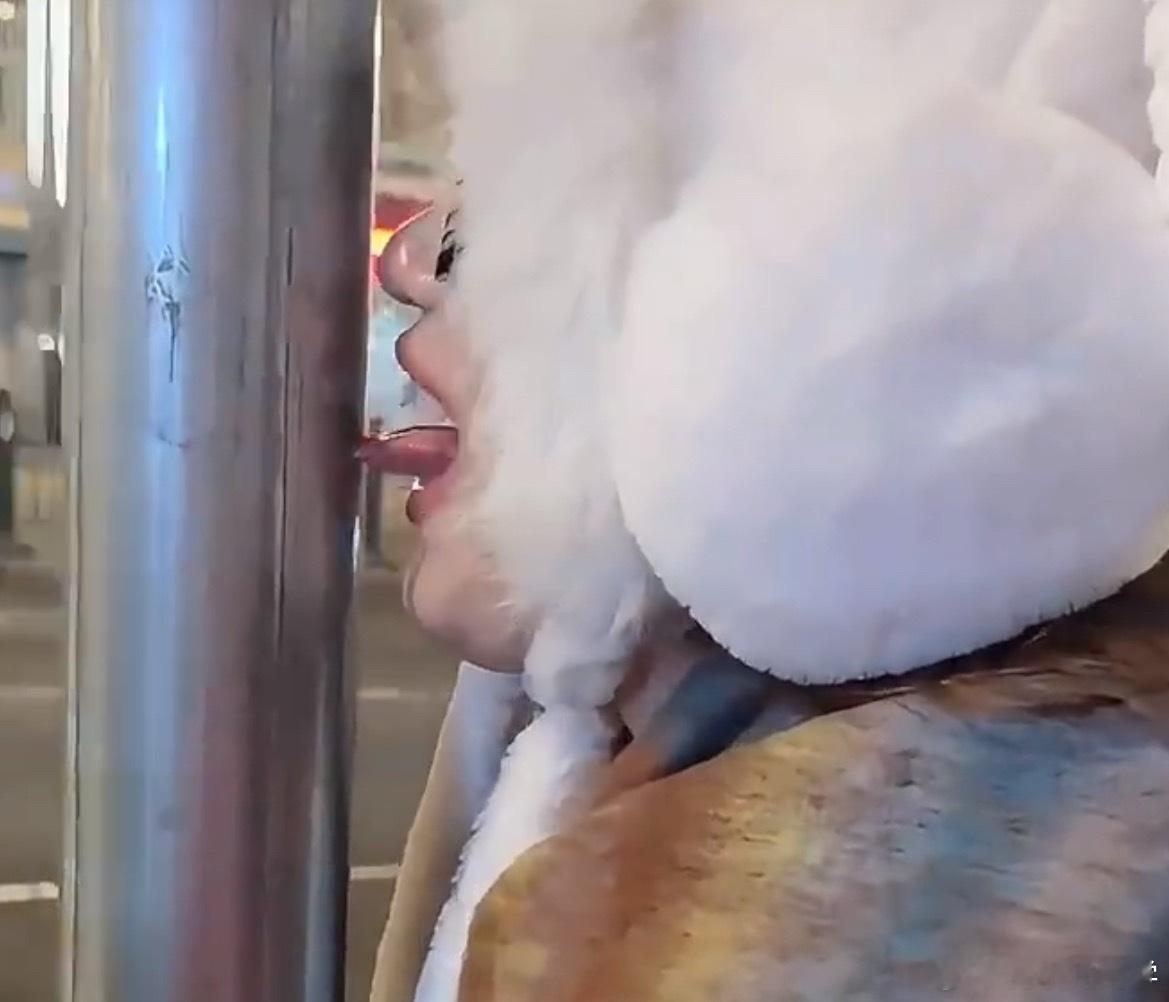 小朋友舔铁杆被粘舌头交警火速救场这可不不好玩，硬扯直接会把皮给扯掉，简称电线杆咬