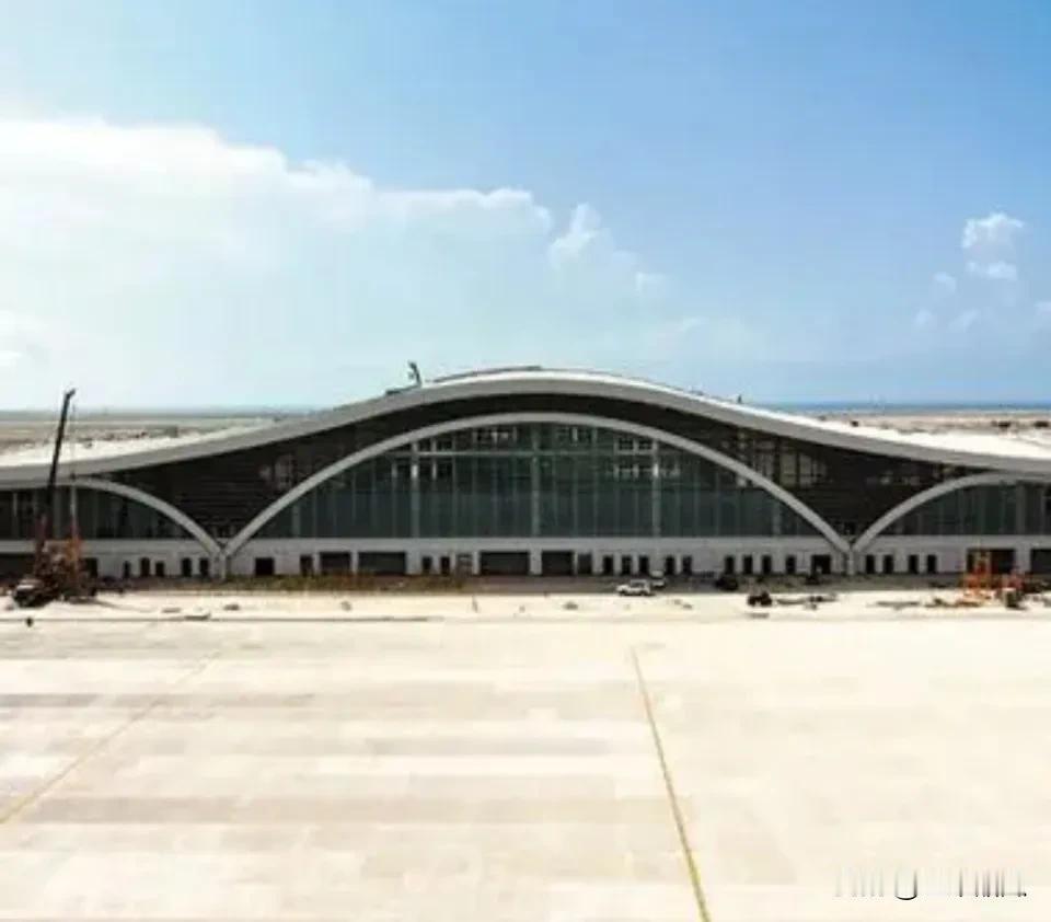 10月14日，巴基斯坦瓜达尔港新国际机场举行竣工仪式，这标志着该港口又朝国际港口