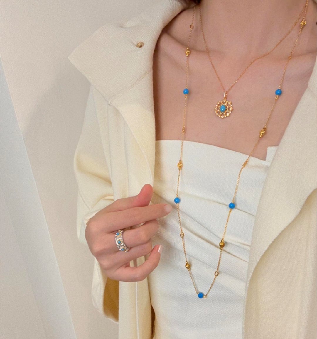 暴力蓝美松叠戴：把“松弛老钱感”焊在颈间 谁能拒绝暴力蓝美松的惊艳？这组珠宝叠戴