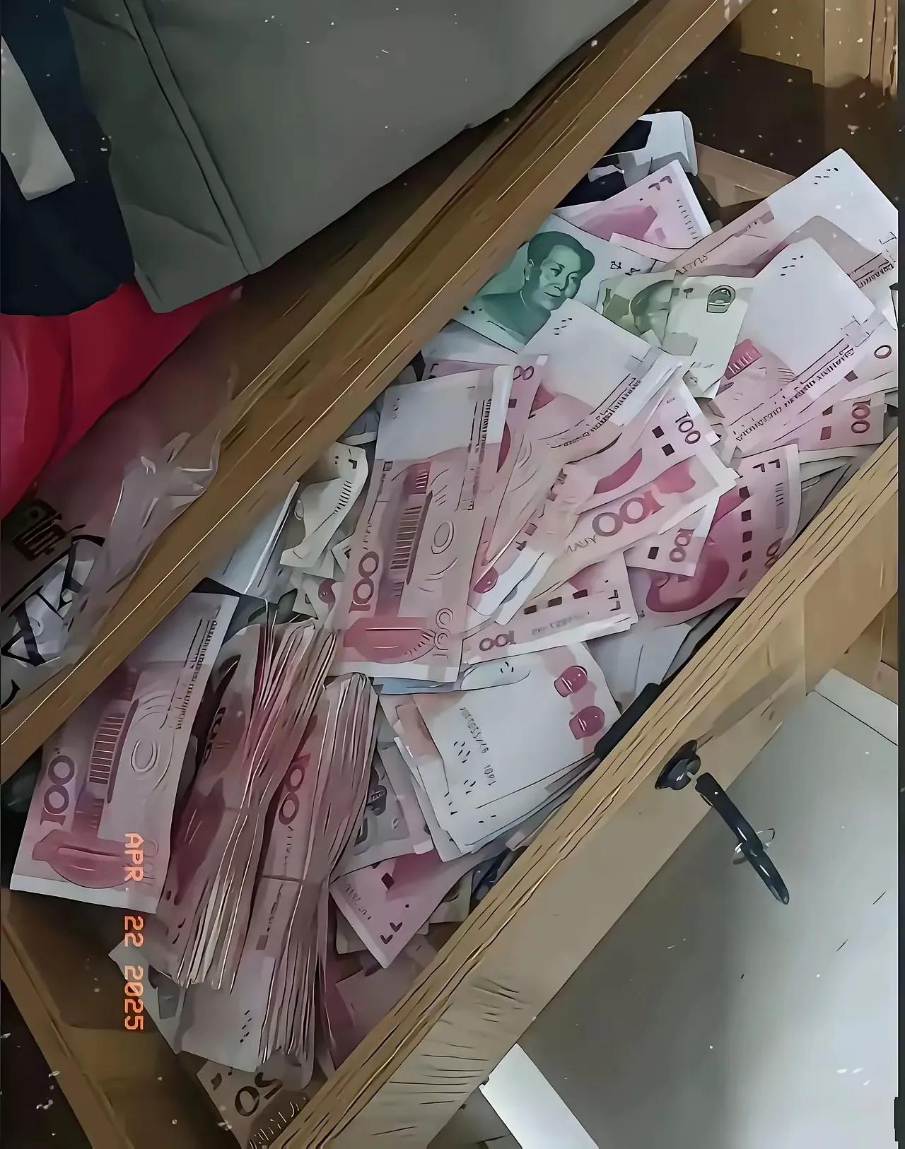 我奶老了
以前那个精明会算计的她慢慢的消失了
现在我奶最大的爱好就是藏钱
什么地