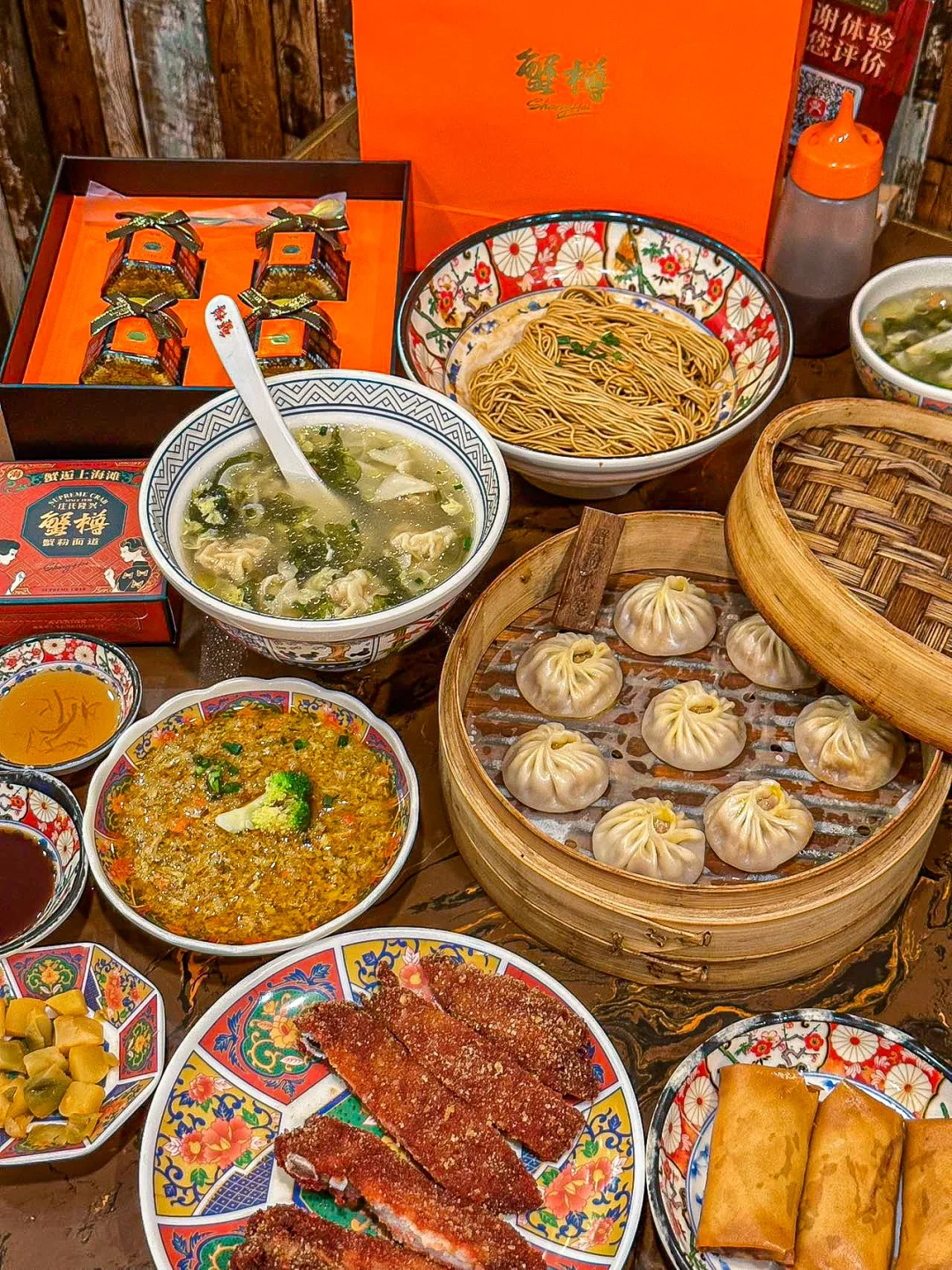 每次有朋友来上海玩我都推荐他们来试试这天蟹粉面🍜一到饭点就排队，所以...