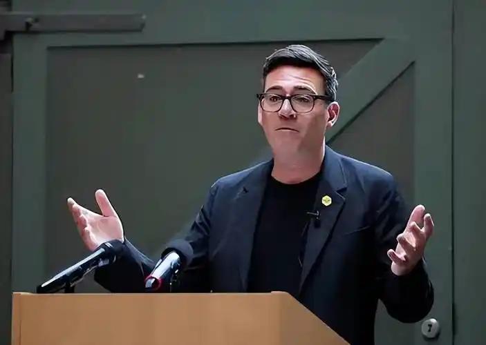 伊朗警告英国，伯纳姆很闹心！

英国新首相伯纳姆近期面临外交压力，其批准美军使用