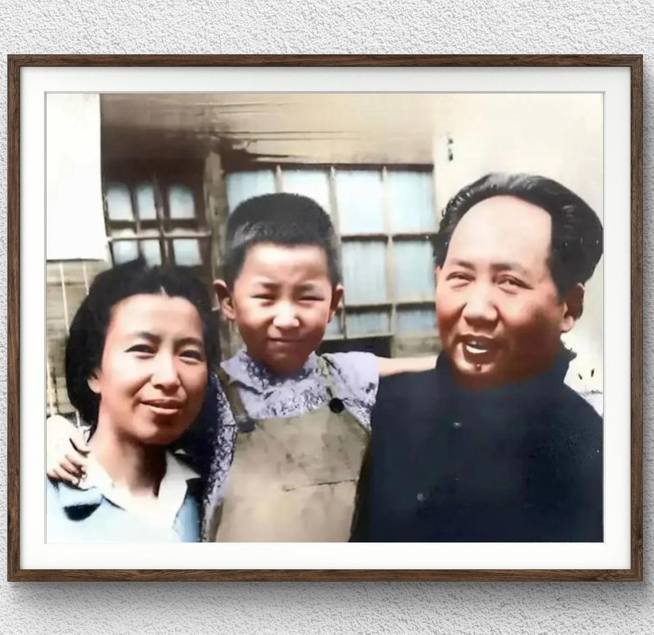 伟人夫妇和女儿李讷一家三口的合照，在抗战时期，虽然生活很艰苦，衣服很朴素，那温馨