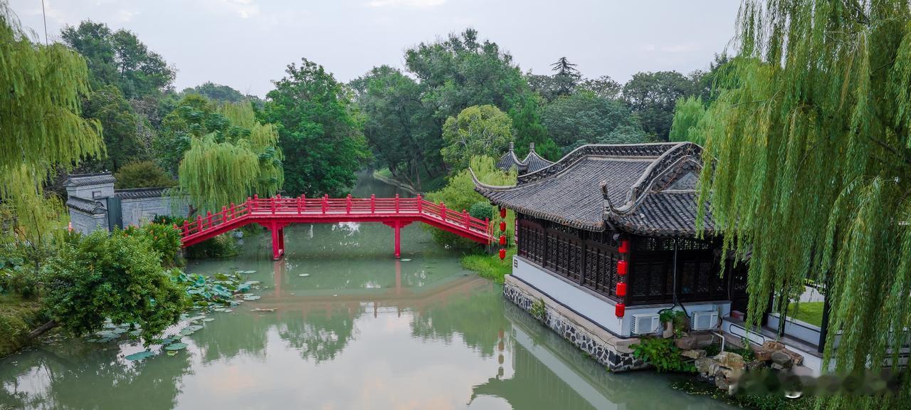 扬州北护城河畔盆景园