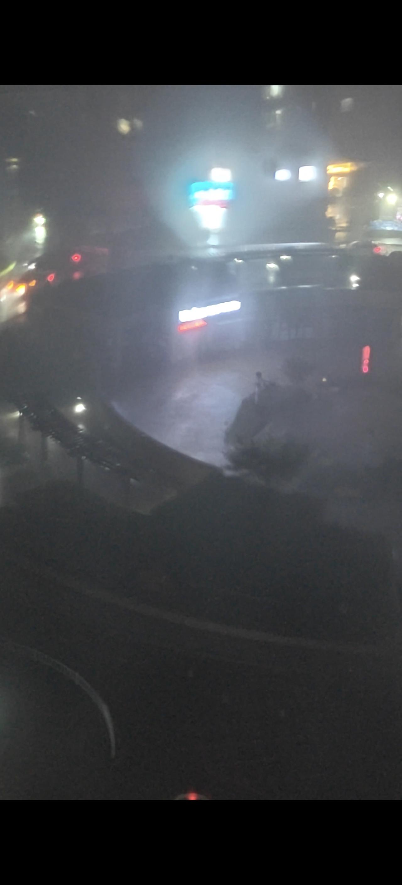 这天气预报真扯淡，楼都吹的晃，下大暴雨，吓死人，就这么预报的？？？