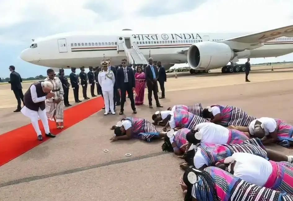 果不其然。
 
南非方面突然宣布了迎宾礼仪安排。
 
据现场视频，莫迪抵达约翰内