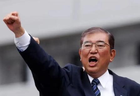 日本这一刀捅得可真够狠！中美贸易战打得火热的时候，日本突然跟进制裁，断供了十多种