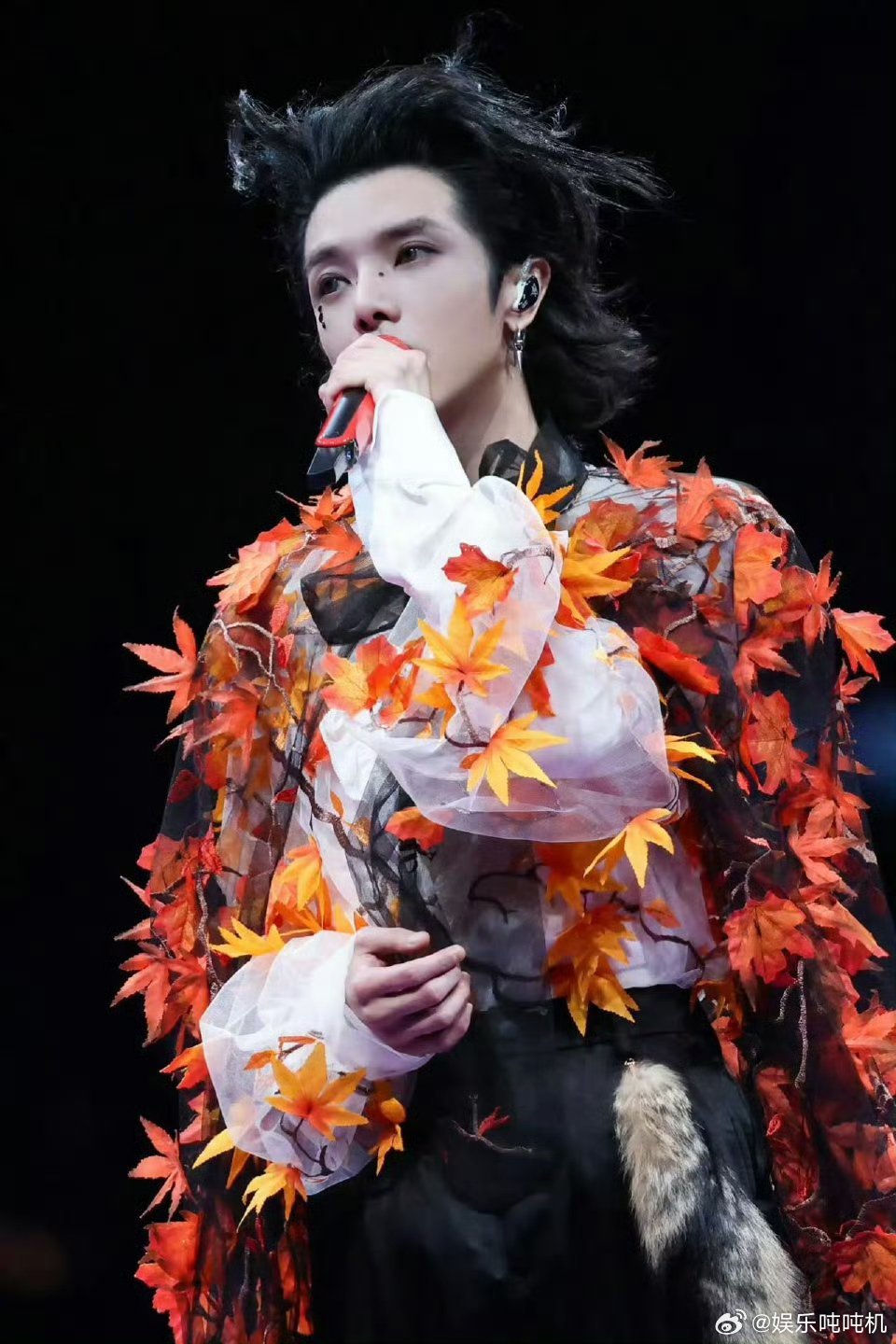 华晨宇挑战五万人三声部阿卡贝拉 华晨宇演唱会又放大招！五万人跟着他完成高难度挑战