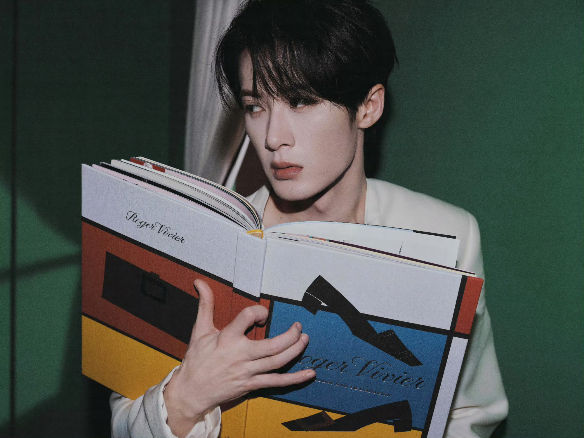 檀健次 in Roger Vivier 📷📚 今日晚宴活动造型图，一身白色套