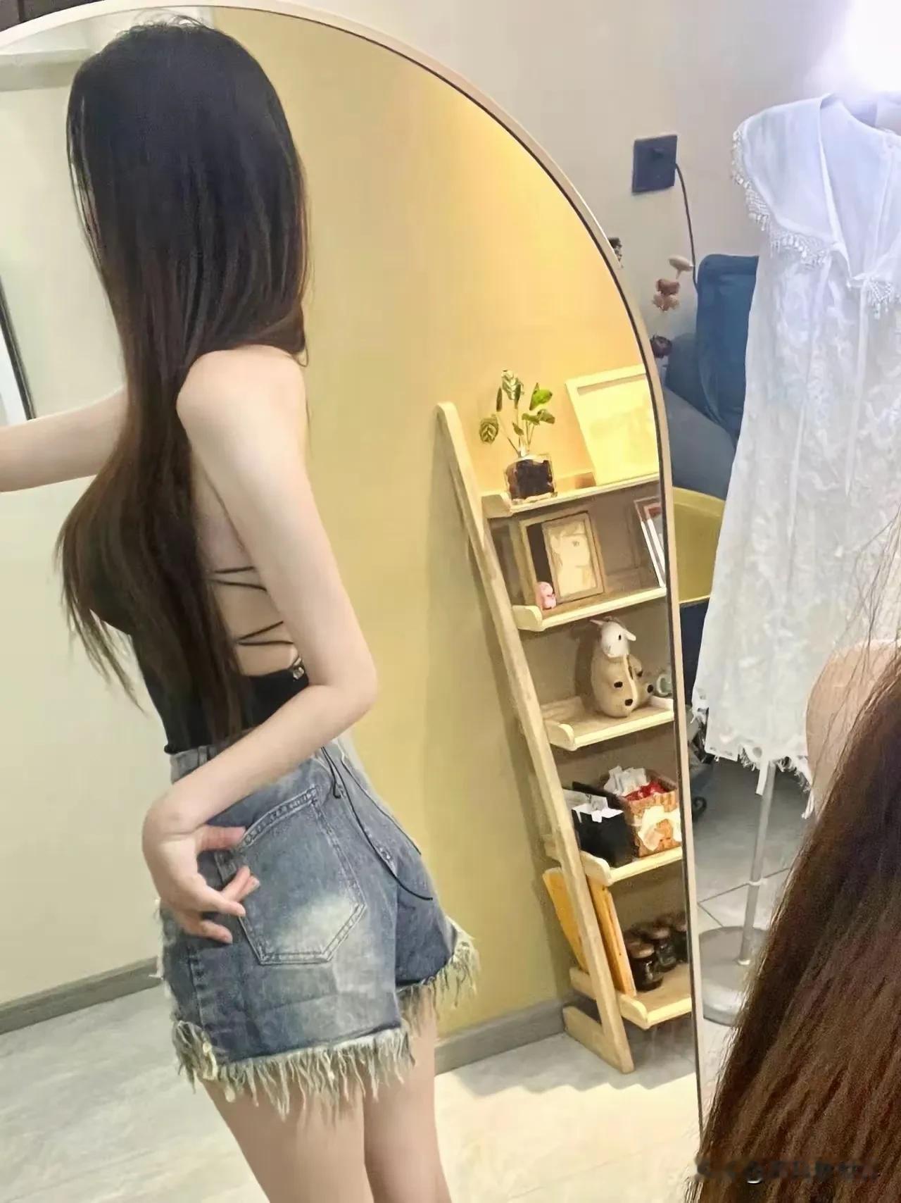 性感身姿妙，妩媚倾国倾城。