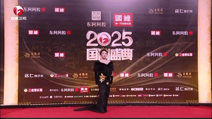 锤娜丽莎大树般的地母系美人 美得既有风情，又有根基！锤娜丽莎的地母感，源于她如大