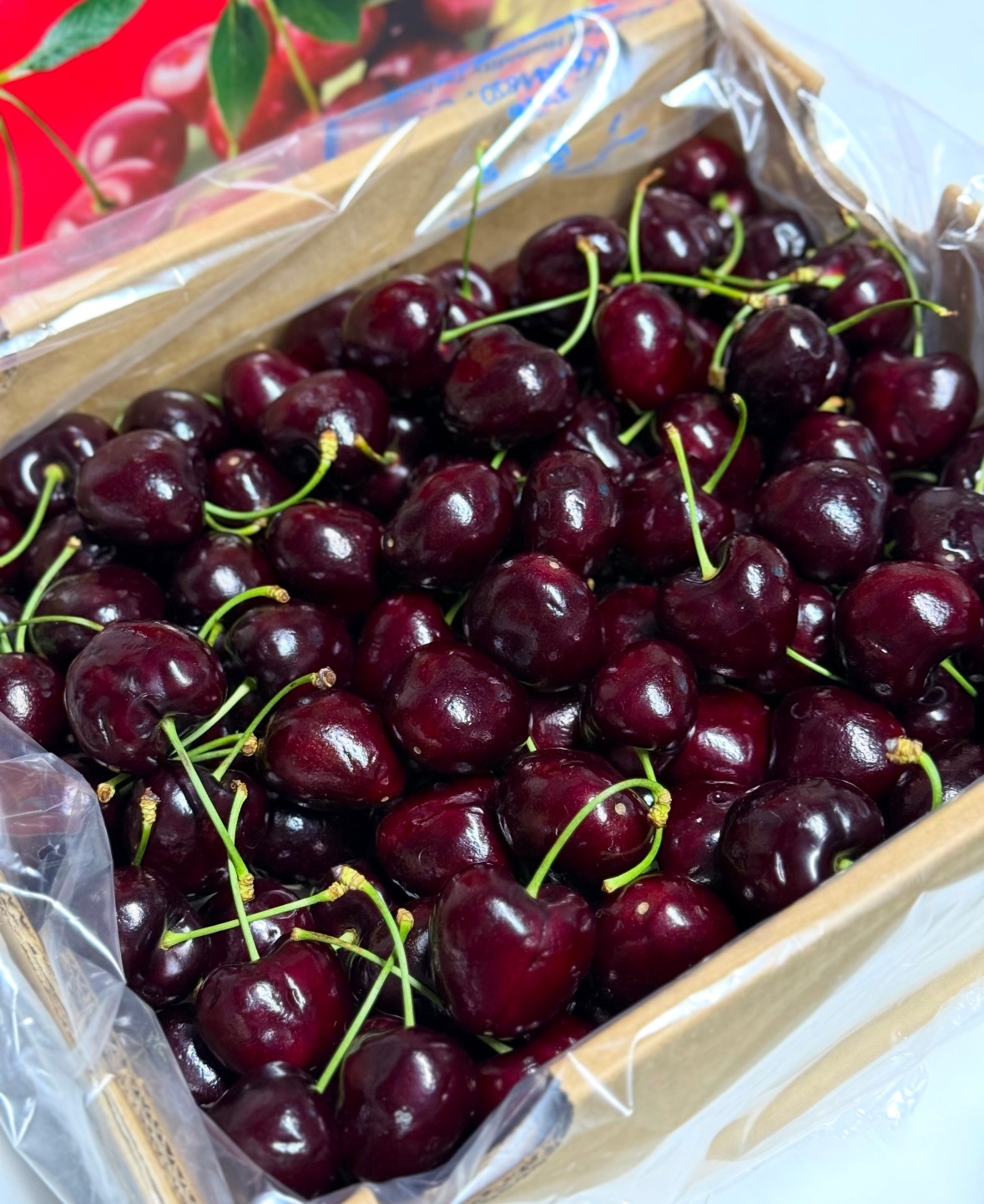 车厘子价格大跳水批发商却笑不出车厘子价格跳水确实快。一个月前和现在的价格差了很多