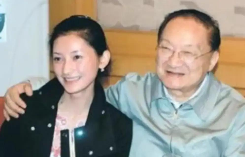 1976年的一天，金庸感到异常疲惫，决定去他常去的酒吧喝酒放松一下。在结账时，他
