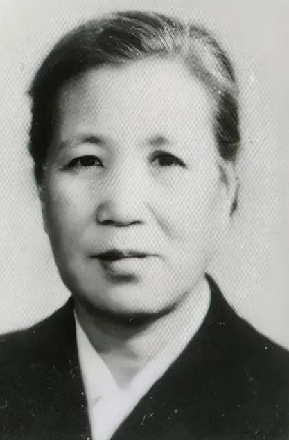 1929年，丁惟尊叛变，与叛徒王复元商议要去高密抓地下党，妻子傅玉真大惊，当即向