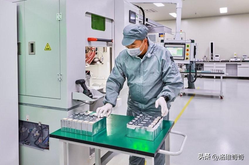 燃油时代，驶入加油站片刻即可重新上路，这份便捷，曾经是电动车很难企及的目标。理想