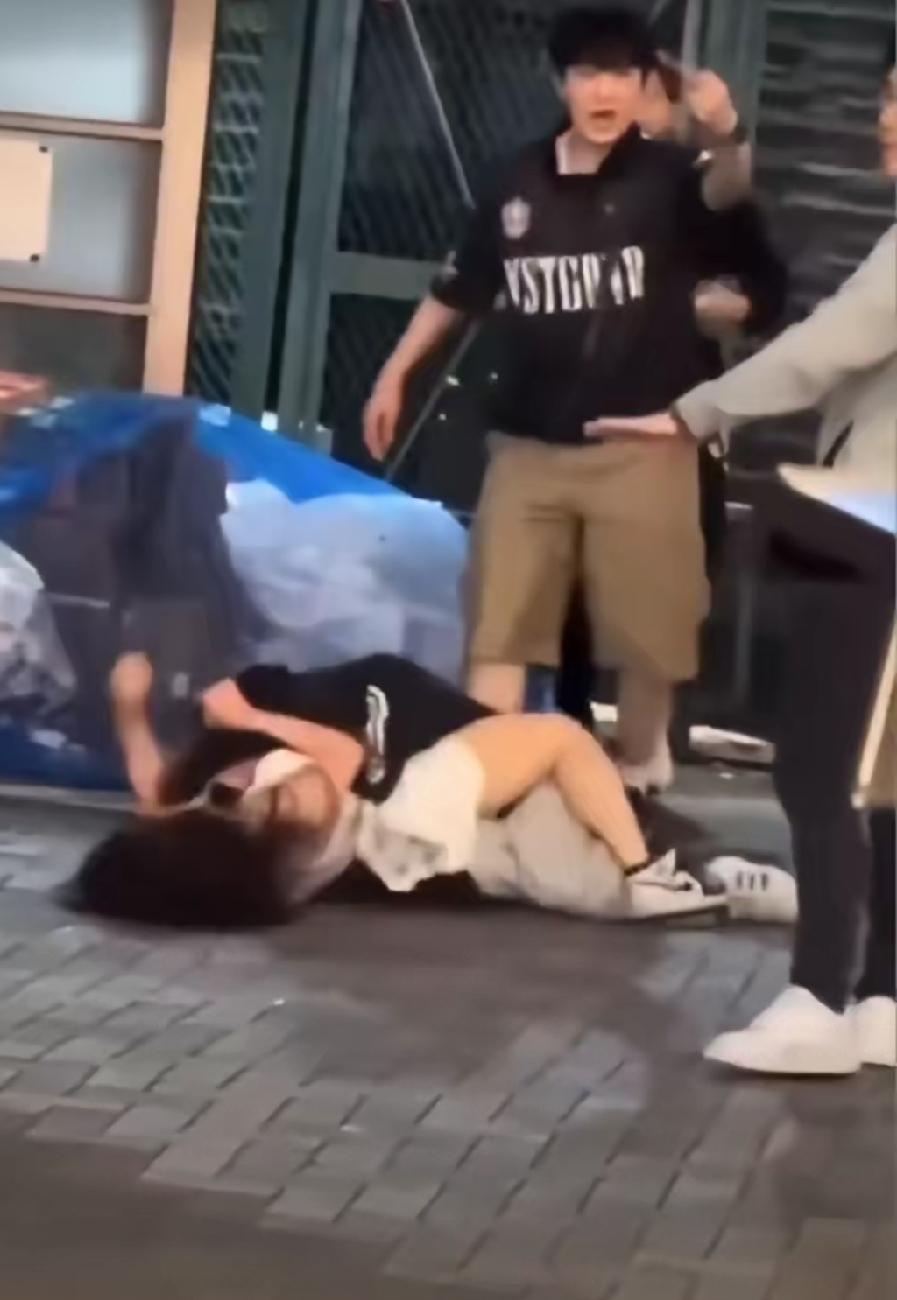 韩国女孩和日本女孩打架，日本男友站在一旁不敢帮忙，周围一群日本人不敢帮忙，只是围