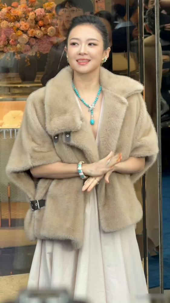 章子怡胖到下颌线比张若昀还宽！8000万网友盯着她的脸骂疯了
昨天拿香港编剧家