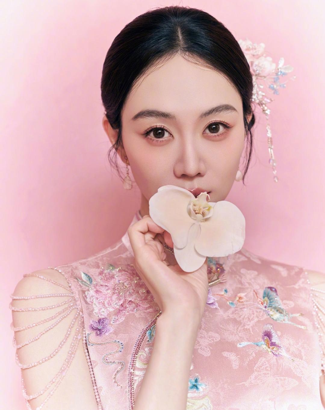 1. 任嘉伦早年曾在青岛流亭机场工作，当年算得上机场的风云人物，因为长相出众被不
