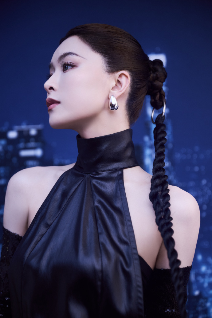 文咏珊猫眼烟熏妆 文咏珊这个眼妆真的太适配！猫眼烟熏妆魅惑凌厉，又飒又媚，气质直