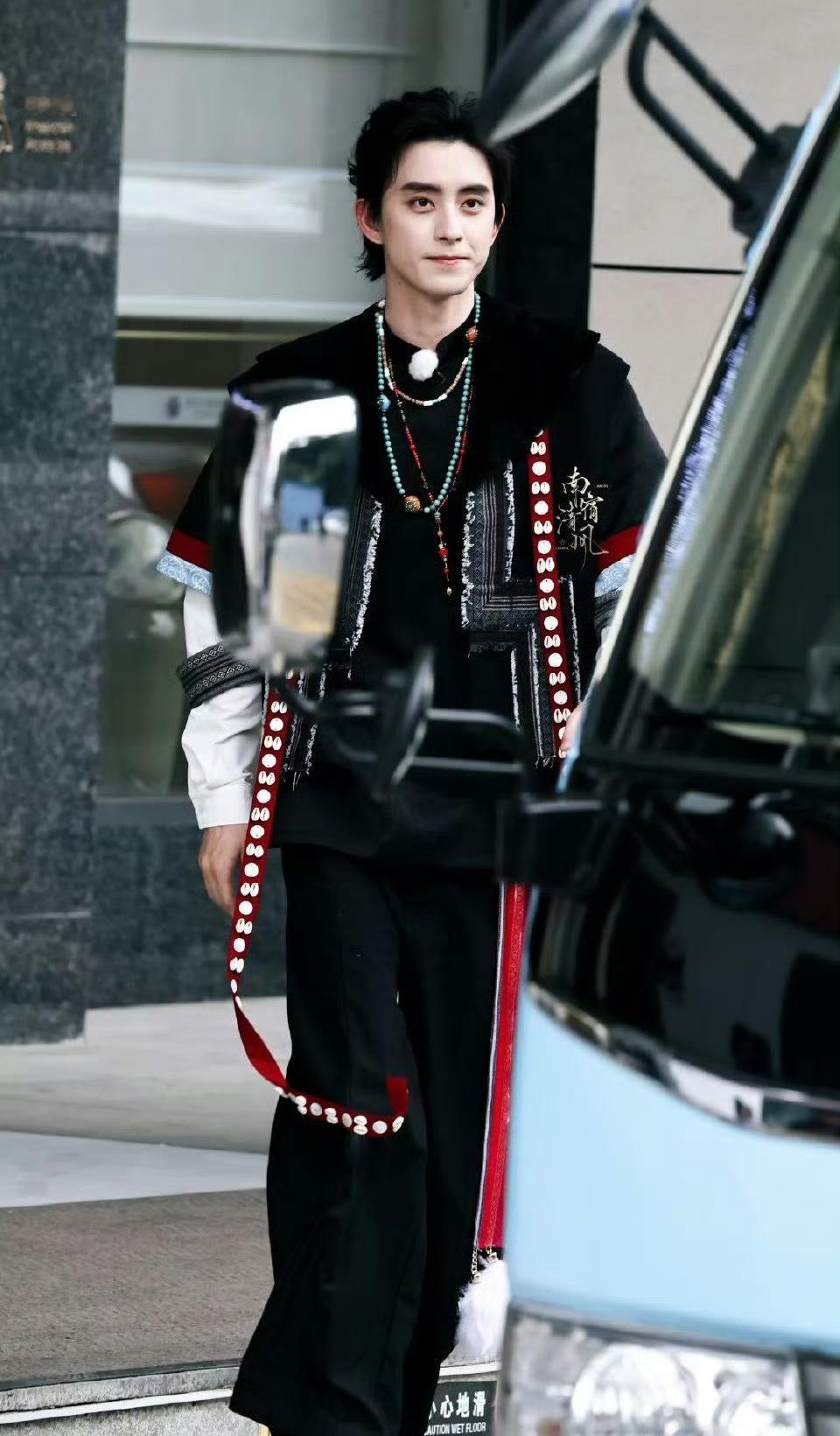 敖瑞鹏《奔跑吧》上班，好适合民族风啊！ ​​​