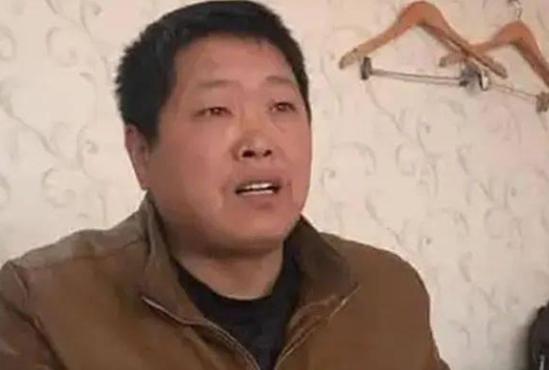 2019年，一位退伍老兵发现他的公职被人冒名顶替23年。然而，当他决定找到那位顶