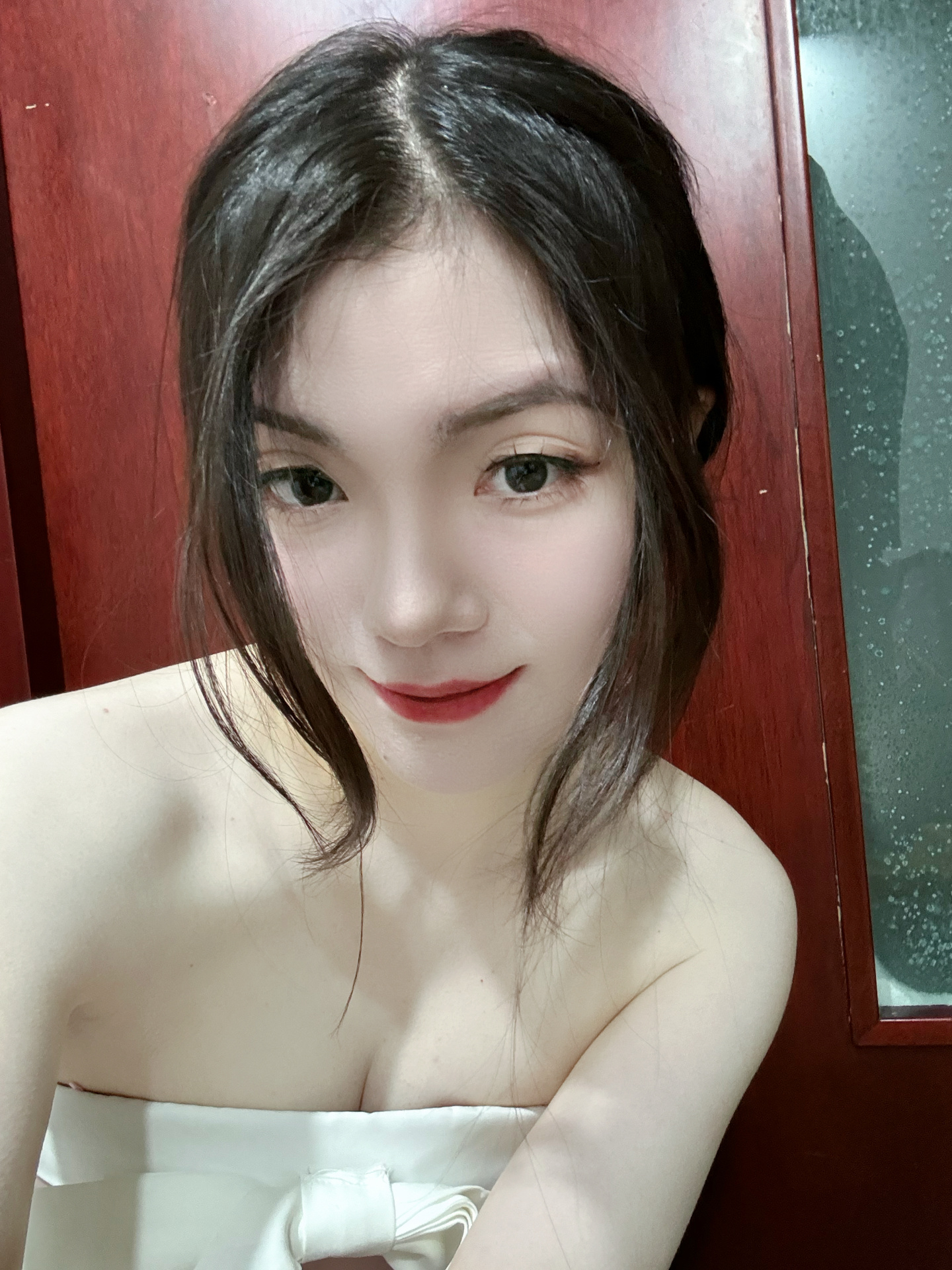 美女当然要经常发自拍。 