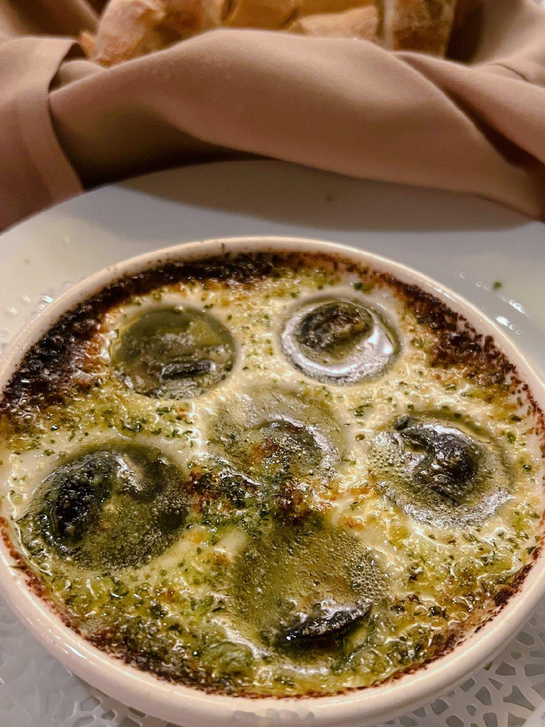 法国菜我最爱之Escargots，油滋滋的端上来蒜香四溢，一吃一个灵魂出窍