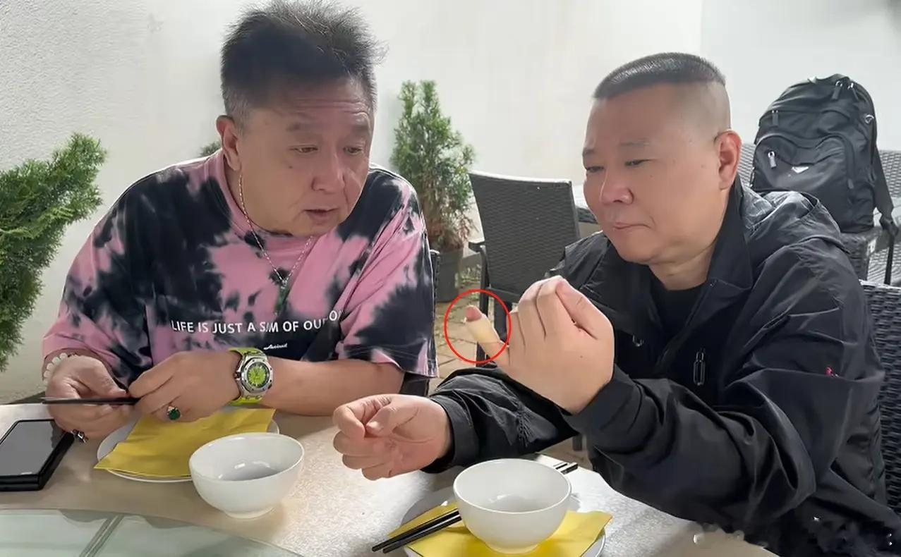 郭德纲郑重其事地拿出一枚文玩扳指，让于谦、高峰以及徒弟们欣赏，每个人都在“配合”