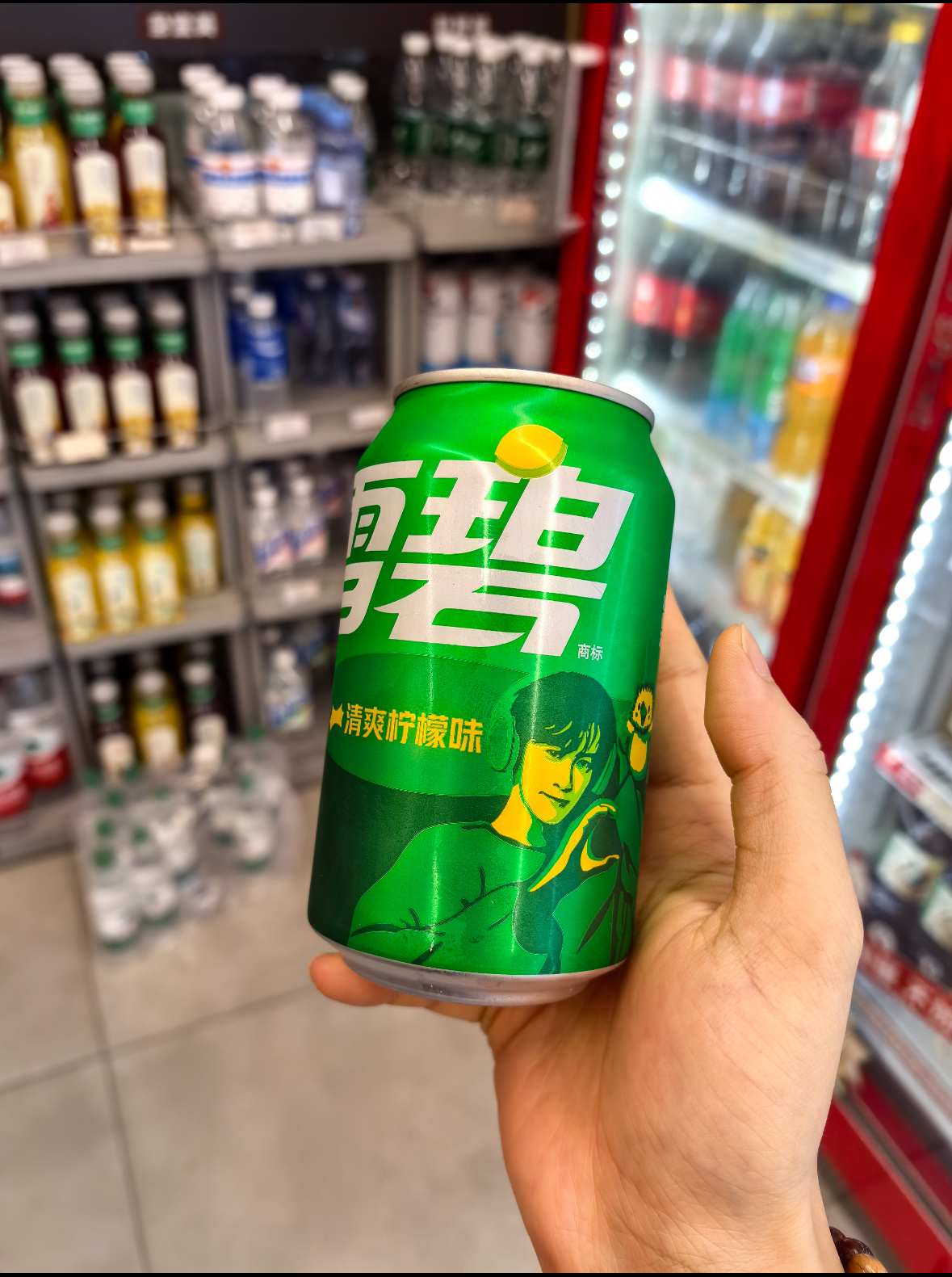 喝雪碧汽水，亲帅哥小嘴 