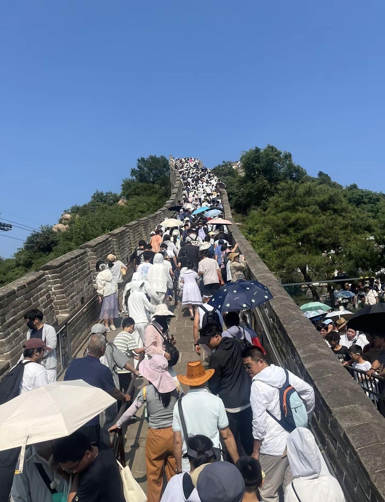 排队坐缆车🚠差不多三个钟数了一天人头 挤了一天人海体验过了、脚也废了😂