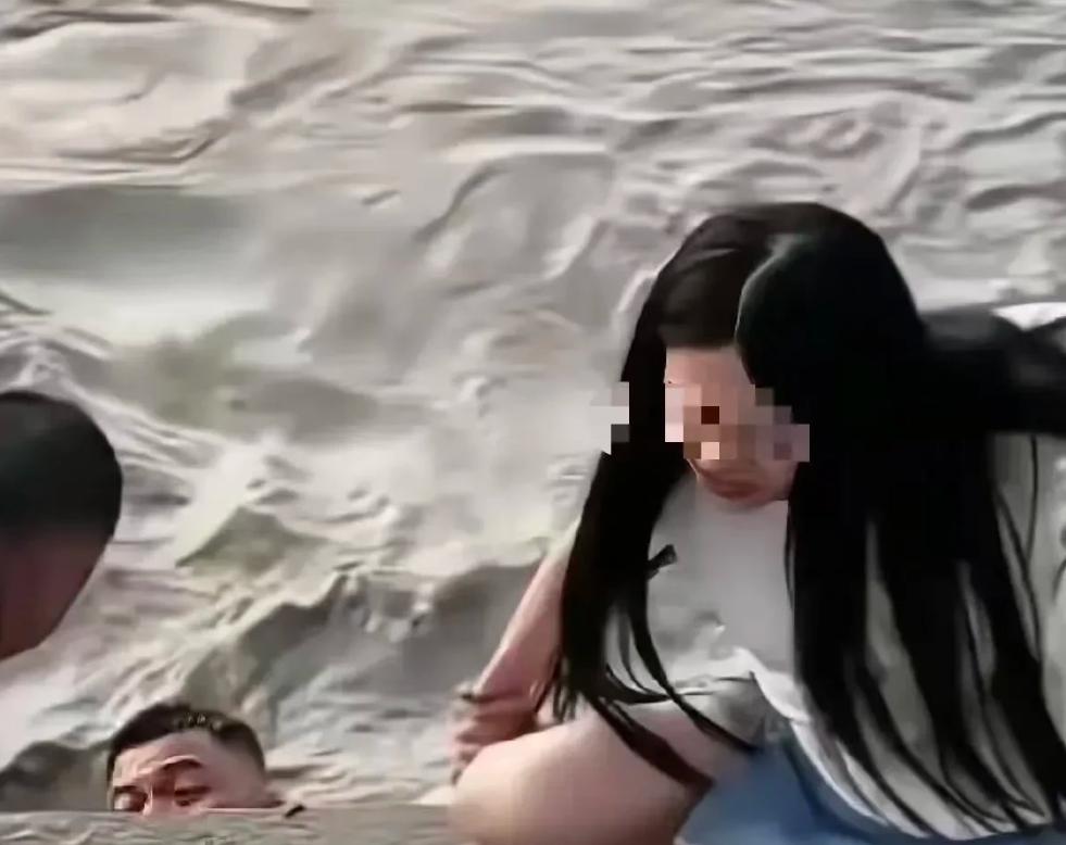 "泪目了！"武汉汉口，一女子站在江滩边，丈夫给她拍照，突然丈夫扔下手机，纵身跳入