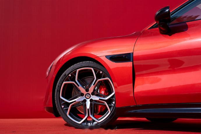 新一代SU7赤霞红 实车美图第一眼看到这个红色其实还是挺惊艳的，在今早曝光的图片