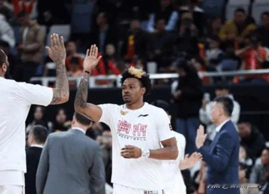 在今晚CBA常规赛广东客场挑战广厦的比赛中，广东外援阿姆斯迎来CBA常规赛首秀。