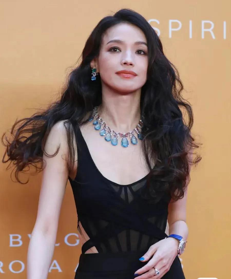 舒淇的美我已经说厌了
早期到现在红毯造型从来没掉线过

宝格丽这套穿搭真的太绝了