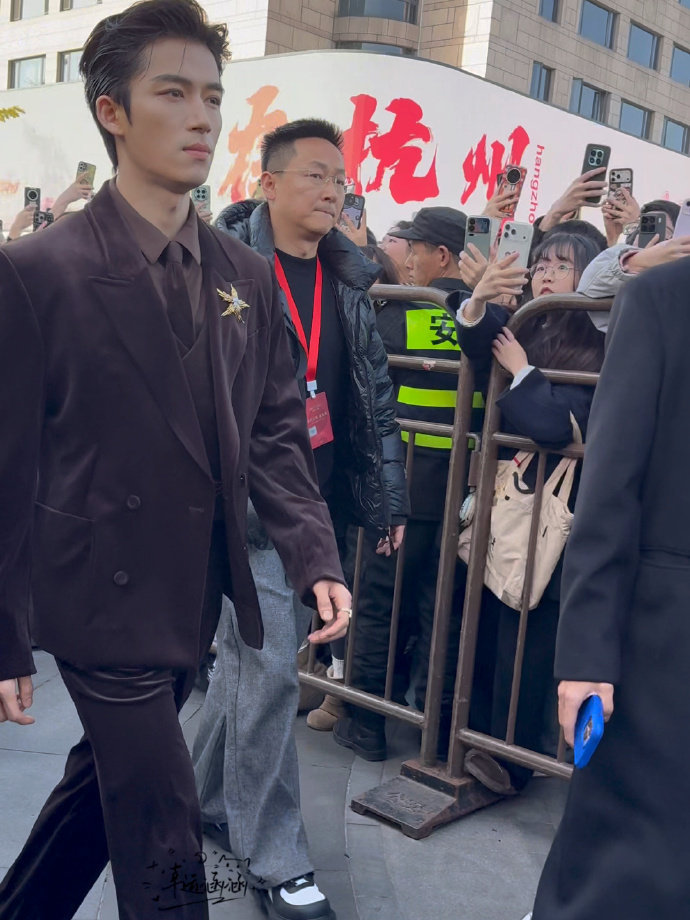 王星越杭州活动生图状态 王星越丝绒西装背头矜贵感look 王星越杭州活动生图状态