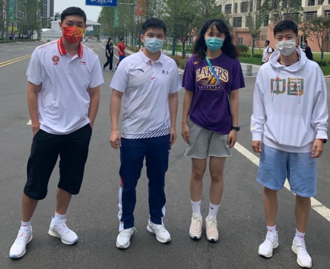 哇哦，大家快瞧瞧与戴着口罩依旧帅气逼人的乒乓三剑客同框的长发美女是哪位运动员呢？