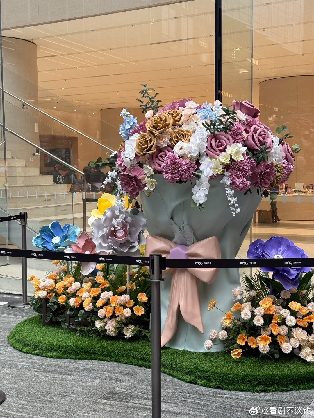 又是被杭州NPC治愈的一天女性专属地球online任务 在杭州街头被华为的“派花