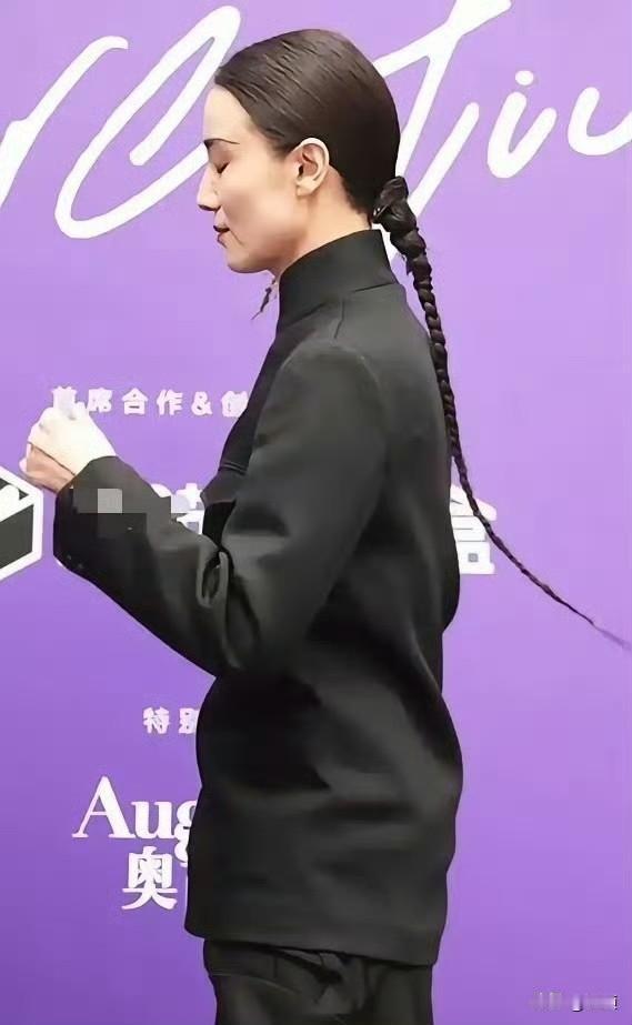 宋佳以现代中式先锋风格造型现身，利落的编发与挺括的中式立领相衬，勾勒出冷峻大气的