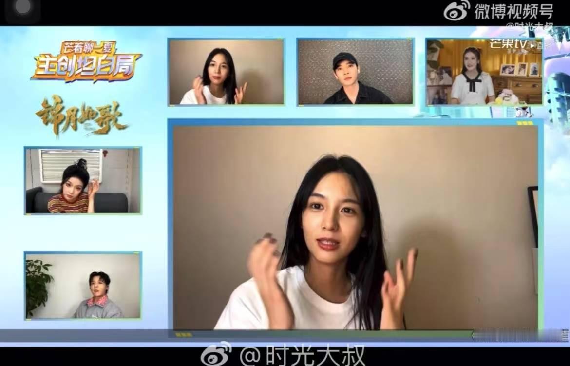 周也丞磊杀青时收藏了对方的尾页签名杀青现场兵荒马乱，他们却在角落里偷偷完成了最浪
