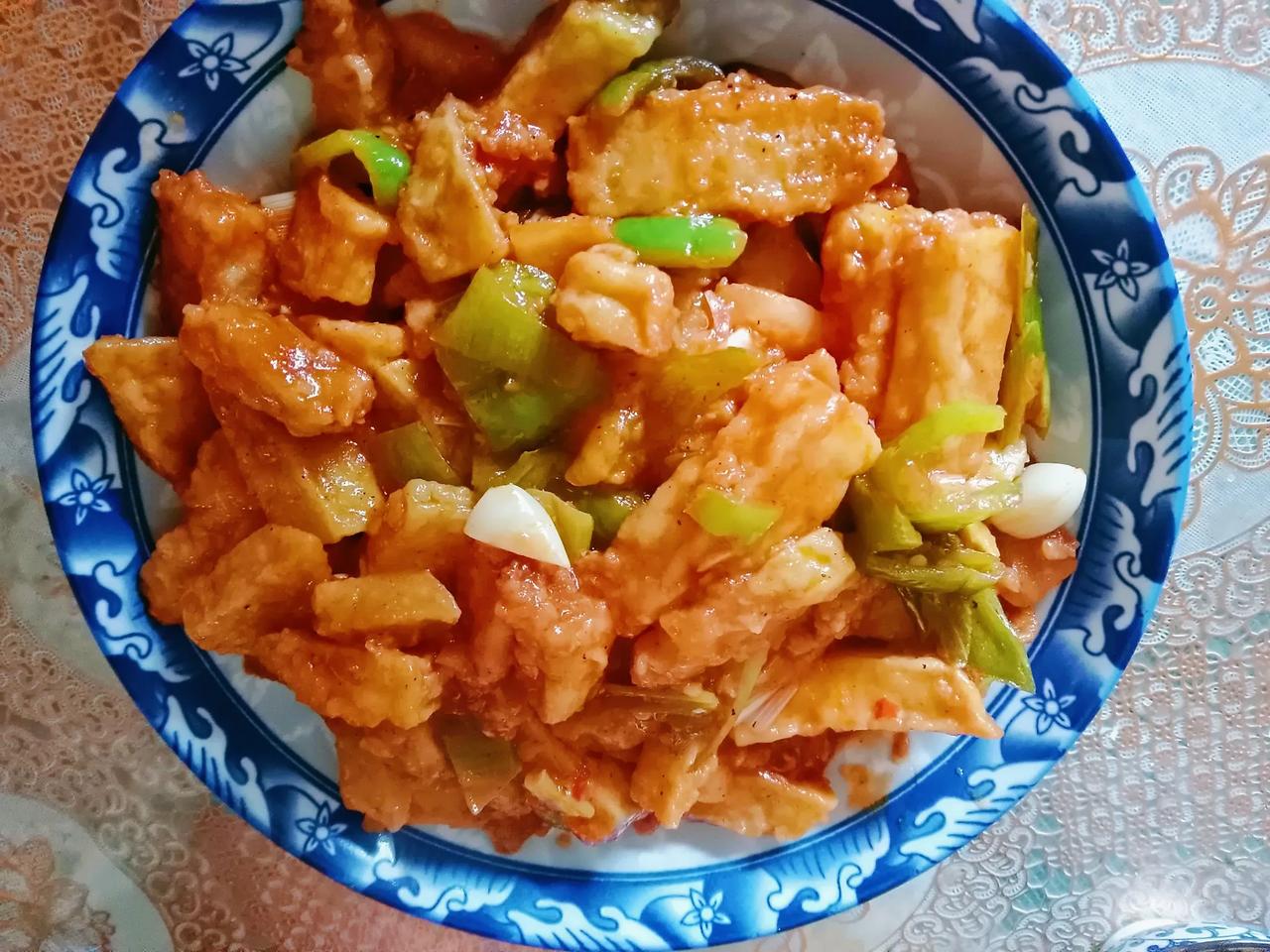 茄子这样做真下饭。茄子怎么炒都觉得不好吃，今天裹上鸡蛋、淀粉过油后，再搭配青椒大